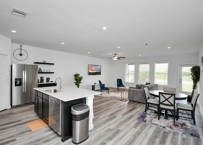 Lakeside 4 Bedroom With King Bed Near Downtown Houston