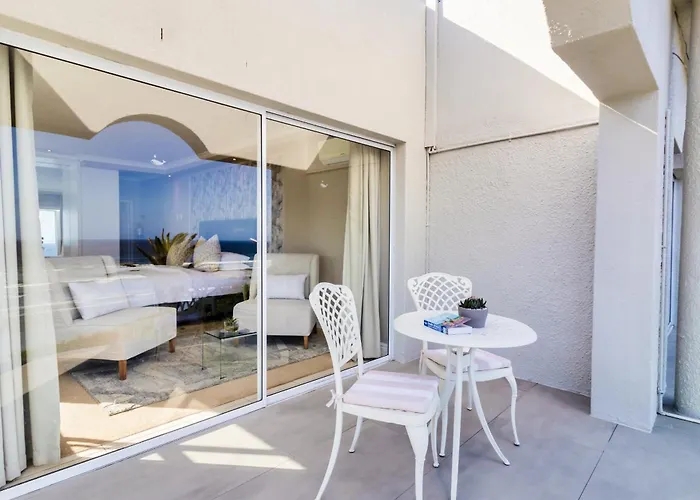 Hermanus Beachfront Lodge