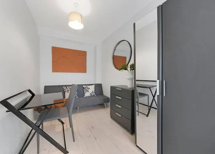 2 Bed Apartment- Finsbury Park Station B London
