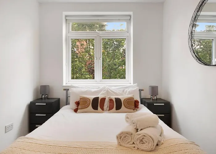 2 Bed Apartment- Finsbury Park Station B London