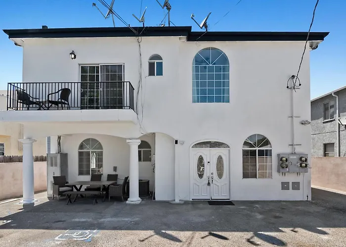 Lovely Gated 4 Bedroom & 2 Bath Unit Near Universal Studio And Hollywood Los Angeles