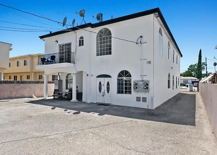 Lovely Gated 4 Bedroom & 2 Bath Unit Near Universal Studio And Hollywood Los Angeles