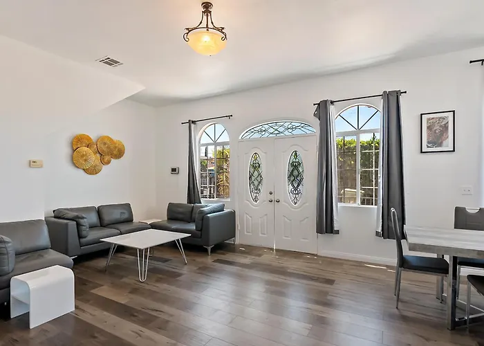 Lovely Gated 4 Bedroom & 2 Bath Unit Near Universal Studio And Hollywood Los Angeles