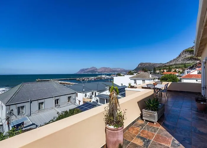 Panoramic Views With Terrace In Heart Of Kalk Bay Apartment
