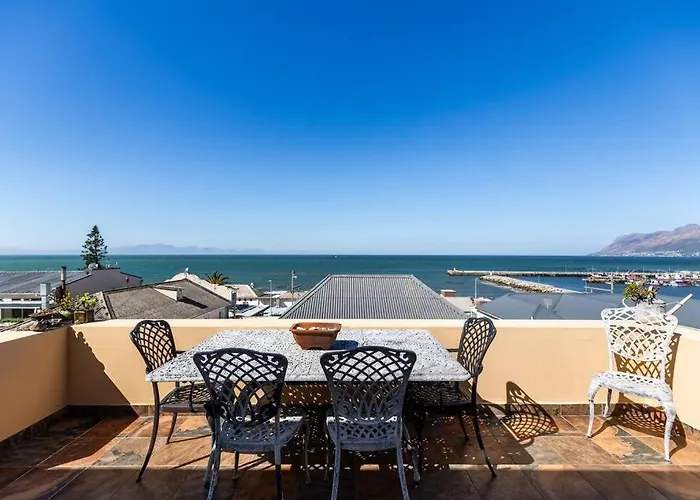 Panoramic Views With Terrace In Heart Of Kalk Bay Apartment