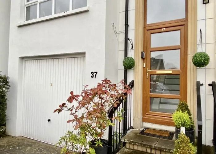 Beautiful 4 Bedroom Townhouse Minutes From Belfast City Centre