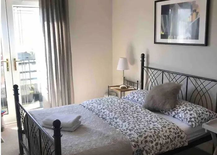 Beautiful 4 Bedroom Townhouse Minutes From Belfast City Centre