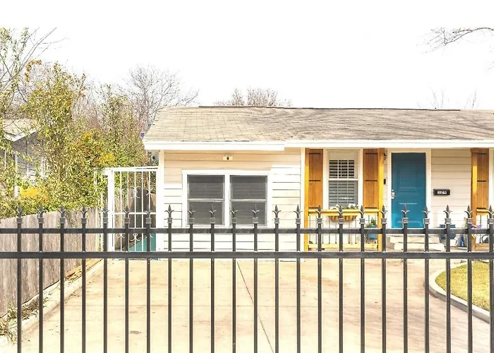 Conveniently Located San Antonio Getaway Hotel