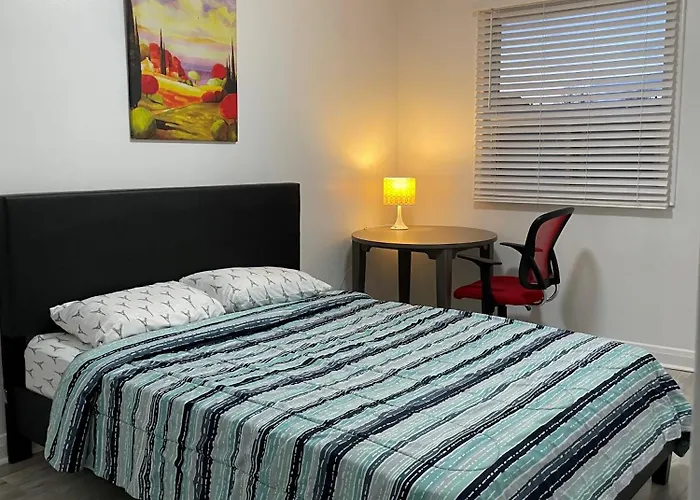 Toronto Midtown Room With Queen Bed