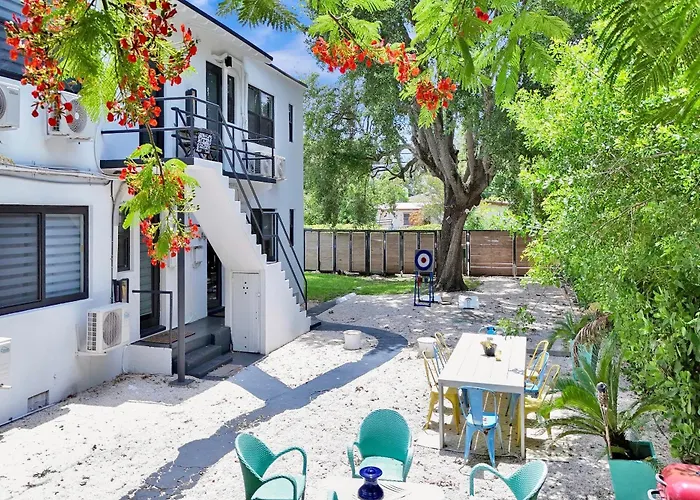 3 Seasons At The Carrington 3 Two Bedroom 1 Bath Apts -6 Bedrooms 3 Bathrooms And 3 Bedroom 2 Bathroom Villa Miami