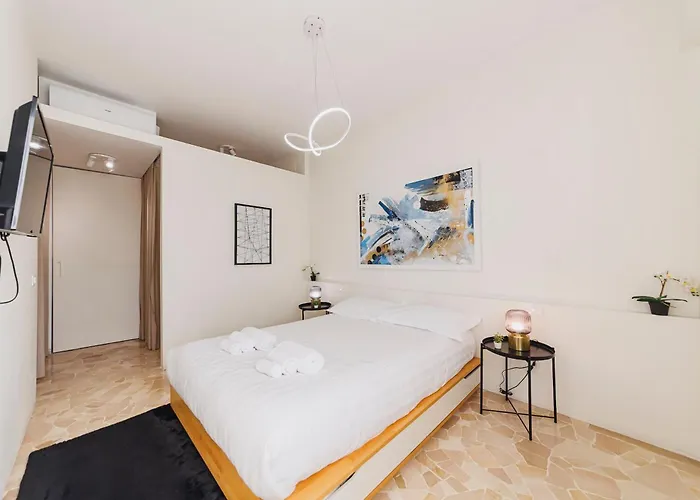 Luminoso Apt In Porta Venezia Milan