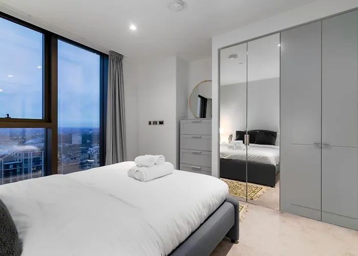 Luxury 2-Bed Next To Hyde Park Apartment London