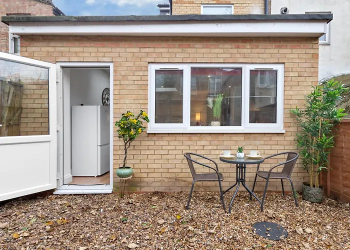 Serene 2-Bed London Escape With Garden & Parking- Central Vibes, Suburban Calm-Book Instantly & Save On Long Stays!