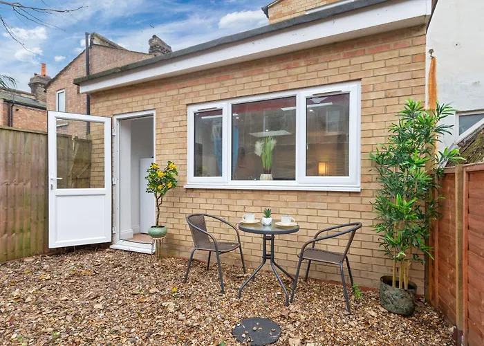 Serene 2-Bed London Escape With Garden & Parking- Central Vibes, Suburban Calm-Book Instantly & Save On Long Stays!