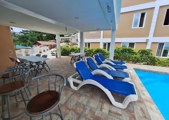 Pool Side 1 Bedroom Apartment, 2 Minutes From Roseau