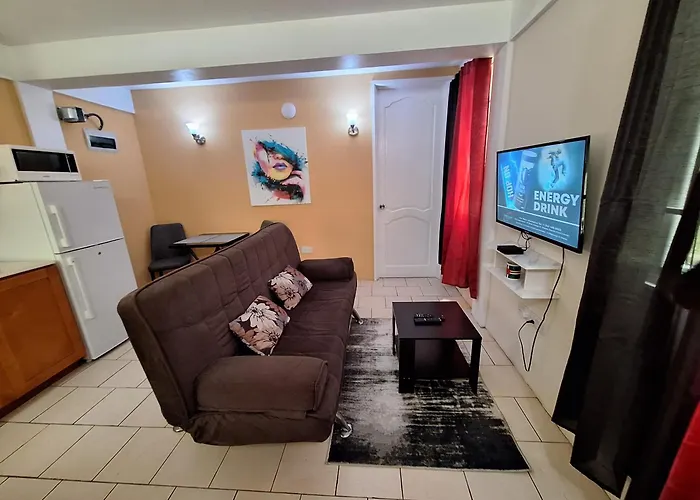 Pool Side 1 Bedroom Apartment, 2 Minutes From Roseau