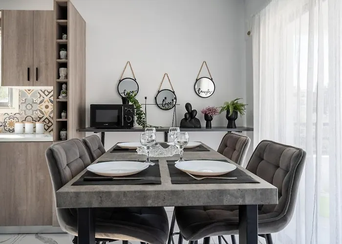 Liric - 3 Bedroom Apt W Balcony In Larnaca
