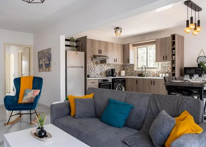 Liric - 3 Bedroom Apt W Balcony In Larnaca
