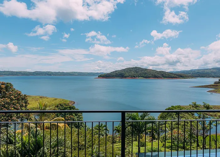 Tinajas Arenal Lakefront Lodge Nuevo Arenal