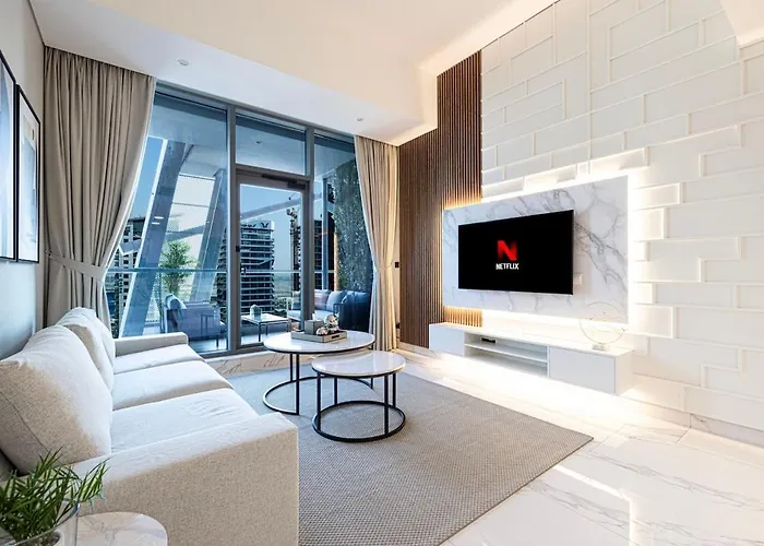 Cozy 1Br With Canal View, Pool & Gym Access Dubai