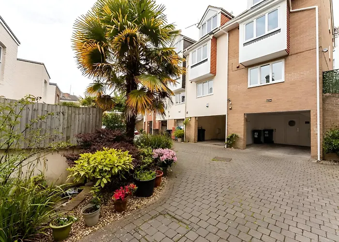Modern 4-Level Townhouse For 8 Free Parking Bournemouth Villa