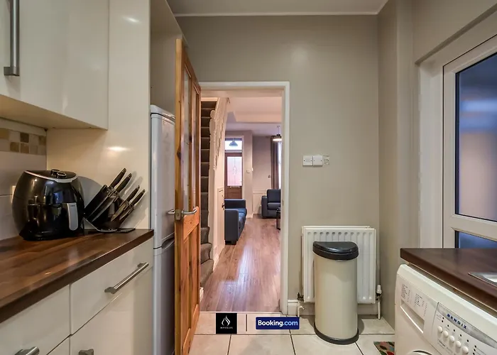 2 Bedrooms House By Boyeilles Apartments Short Lets & Serviced Accommodation Belfast With Free Wifi
