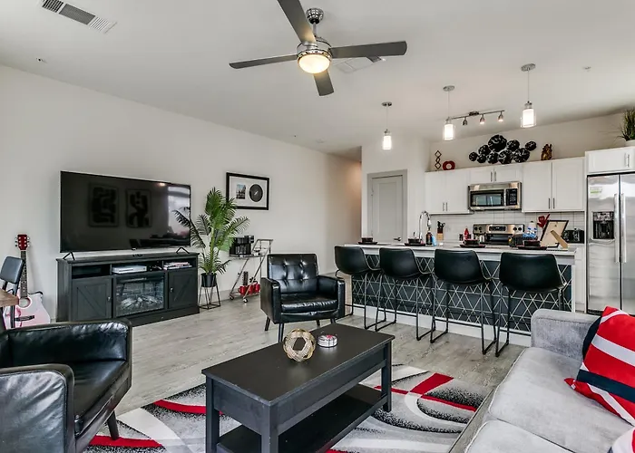 Romantic Condo Facing Riverwalk With King Suite, Pet Friendly, Free Parking Centrally Located San Antonio