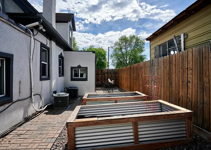 Work-Friendly Denver Stay - Rooftop Deck & Garden