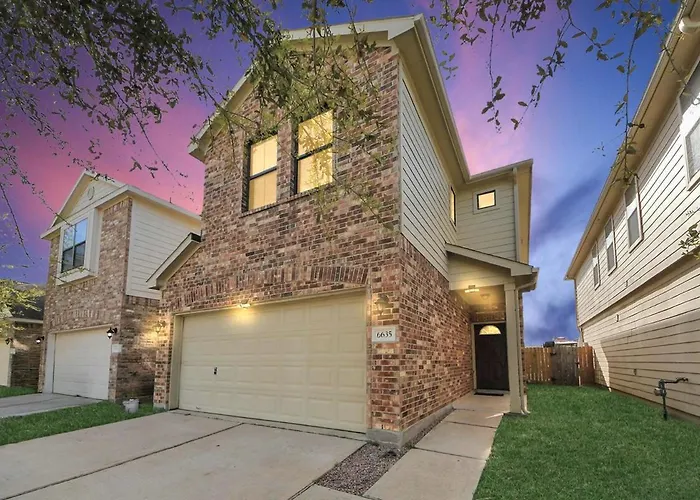Cozy & Spacious Getaway -4Bedroom With King Bed & Backyard Houston