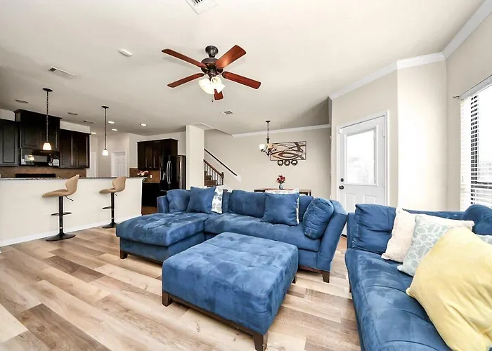 Cozy & Spacious Getaway -4Bedroom With King Bed & Backyard Houston