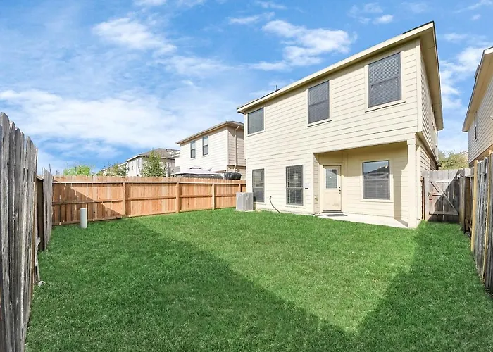 Cozy & Spacious Getaway -4Bedroom With King Bed & Backyard Houston