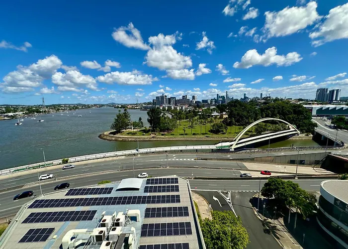New City Condo With Brisbane River View & Parking