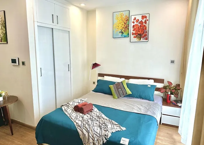 Walking Lake, Pool, Gym, Tennis & Volleyball Yard Delux Studio Apt Hanoi