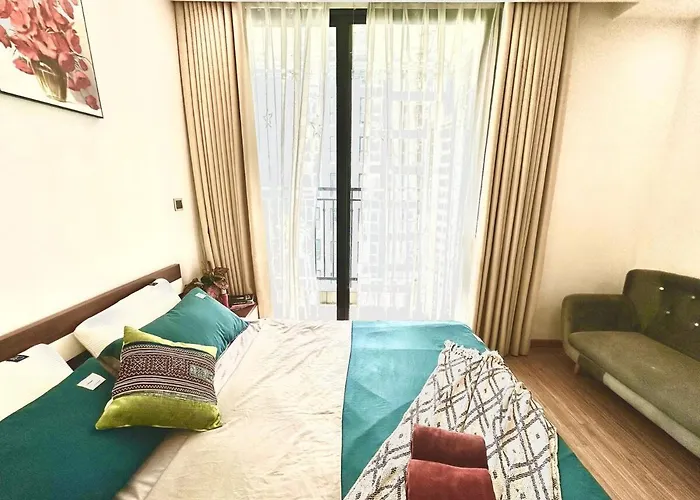 Walking Lake, Pool, Gym, Tennis & Volleyball Yard Delux Studio Apt Hanoi