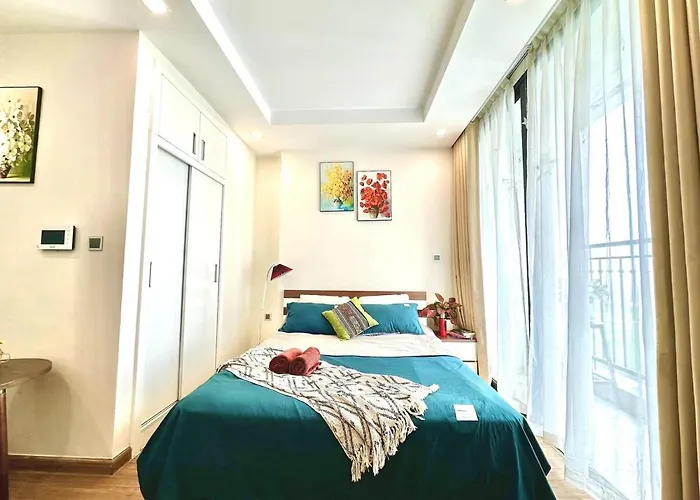 Walking Lake, Pool, Gym, Tennis & Volleyball Yard Delux Studio Apt Hanoi