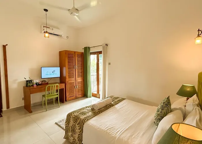 J Leaf Hotel By Blue Bird Negombo
