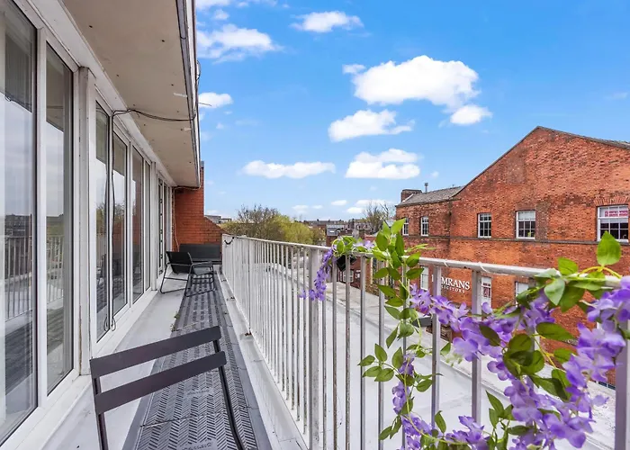 Leeds City Centre Apartment - Balcony Views - Free Parking - Fast Wifi