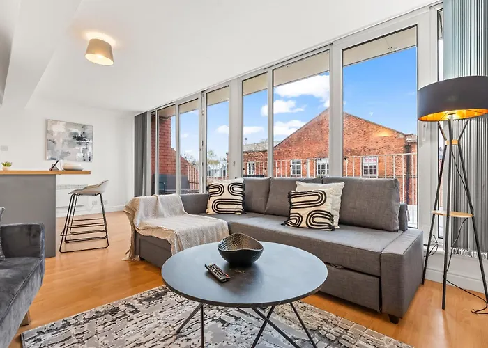 Leeds City Centre Apartment - Balcony Views - Free Parking - Fast Wifi