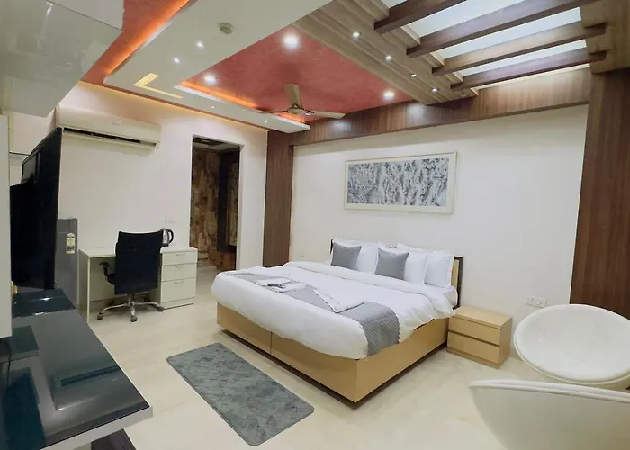 Royal Palace 1 Bhk - Kitchen, Balcony, Lift, Gym, New Delhi