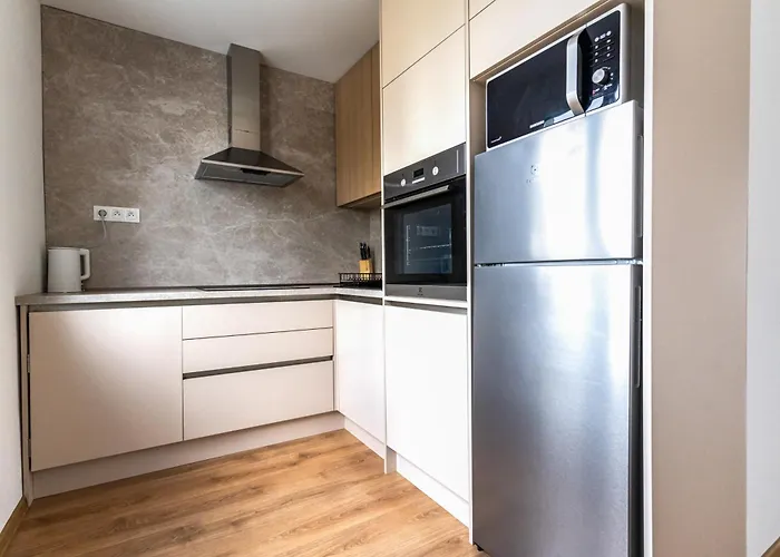 Apartment Tix - 75M2, Ac, Parking, 3 Min Europa Sc Banská Bystrica