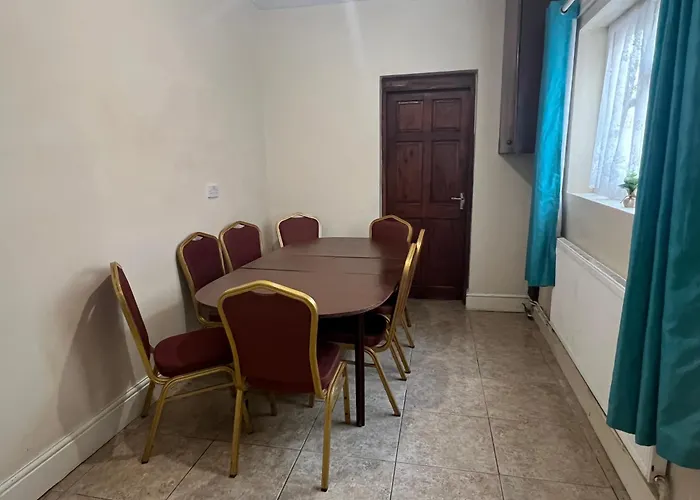 Spacious 6 Bedroom House Birmingham