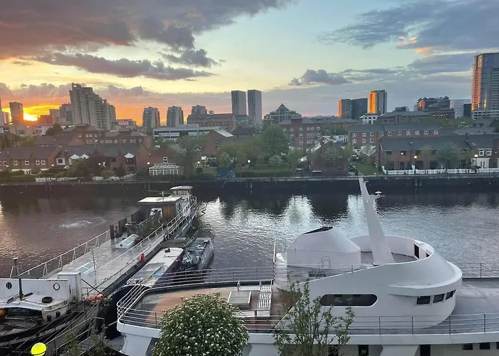 Quays Icon By The Water Apartment Manchester