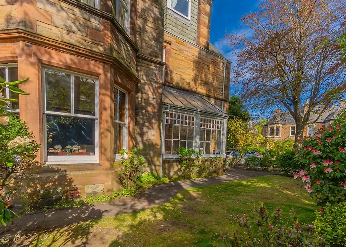 Victorian Charm - Lush Garden, Shops And Parking Apartment Edinburgh