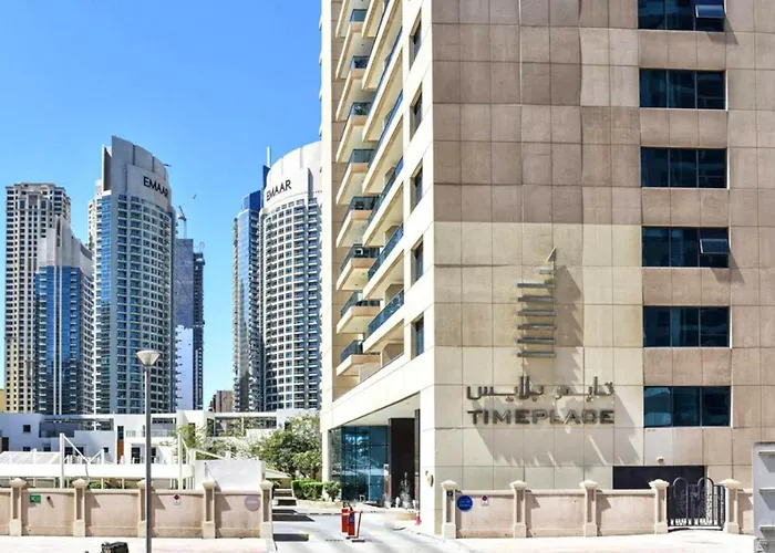 3Br With Marina Skyline Views, Near Mall & Metro Dubai
