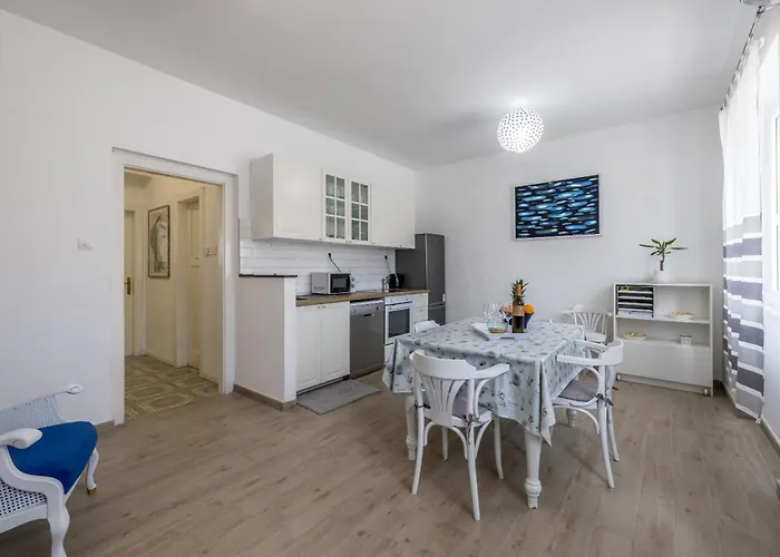 Comfy 2-Bedroom In Great Location Close To It All Split