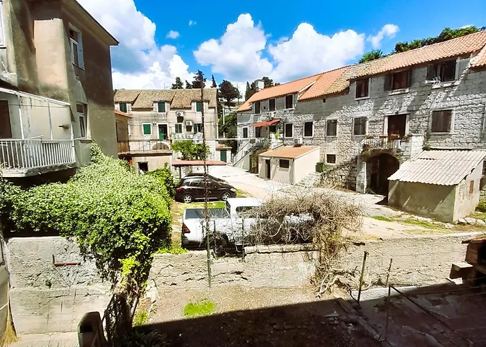 Comfy 2-Bedroom In Great Location Close To It All Split