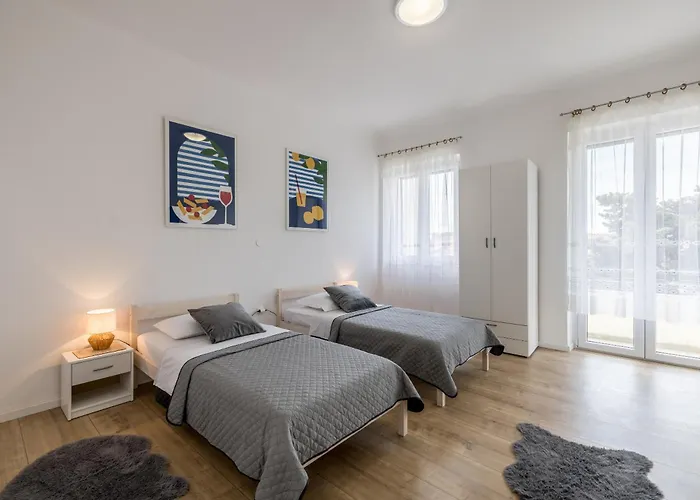 Comfy 2-Bedroom In Great Location Close To It All Split