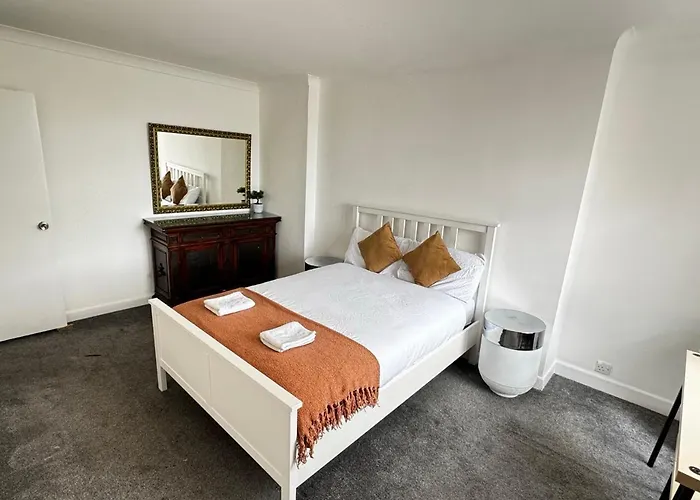 Park Lane Two Bedroom Apartment On Edgware Road London