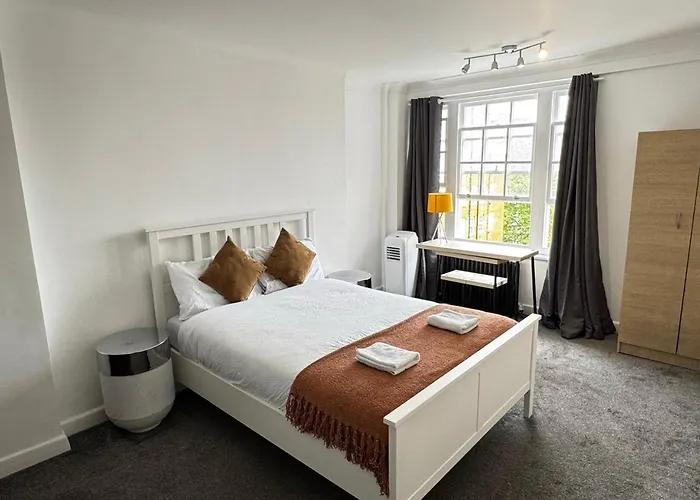 Park Lane Two Bedroom Apartment On Edgware Road London