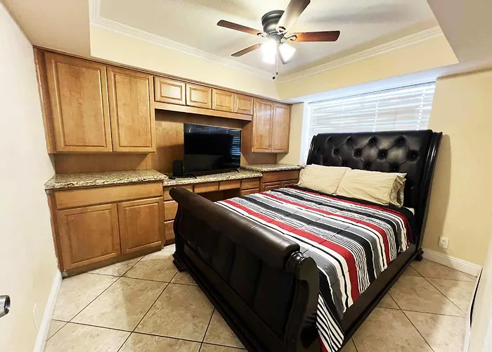 Spacious 5-Bedroom Retreat With Pool Minutes From The Las Vegas Strip